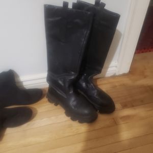 Knee  high Black  leather boot size7  good   shape  asking  80$